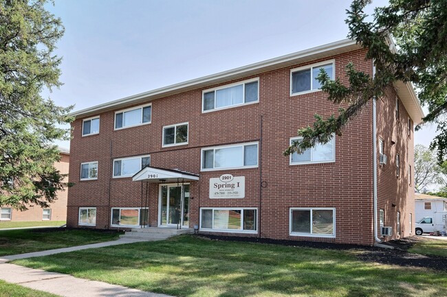 Fargo, ND Spring Apartments | Exterior - Spring