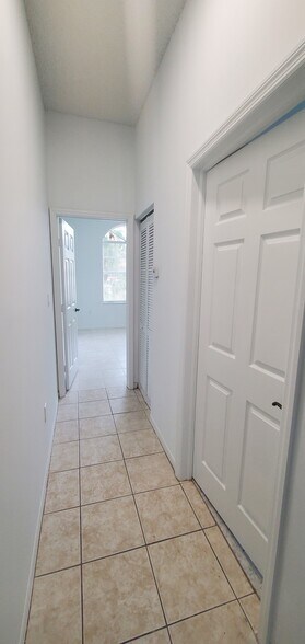 Building Photo - 420 SE 23rd Ln