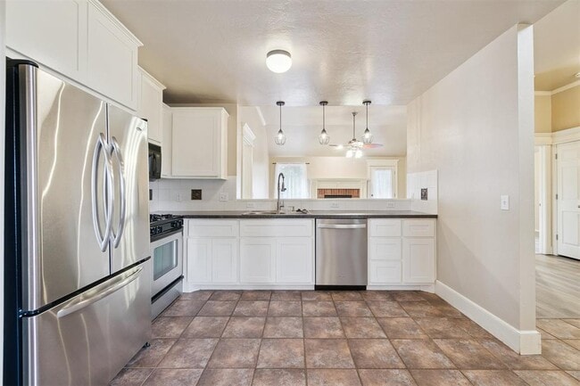 Building Photo - 16413 Village Green Dr