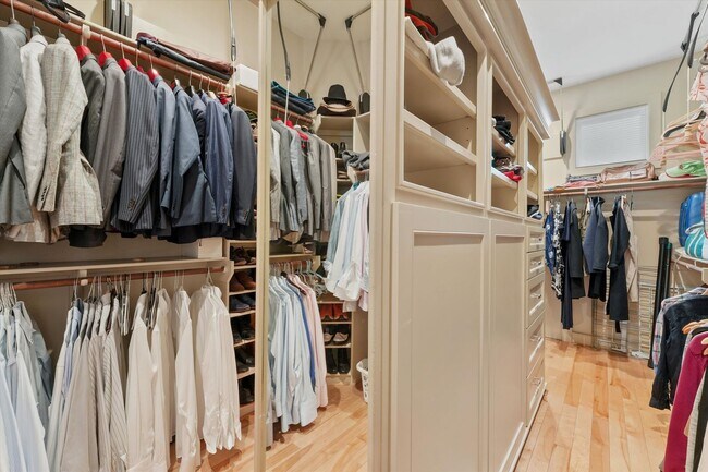 Building Photo - Refined Elegance Meets Modern Innovation i...