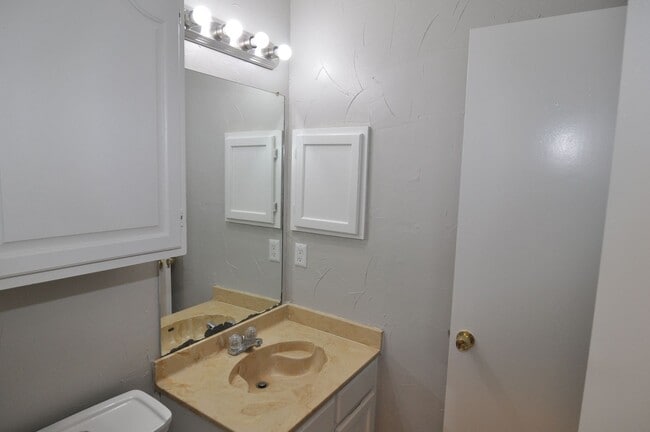 Building Photo - Spacious 4-Bedroom, 2-Bathroom Townhome in Grand Prairie!