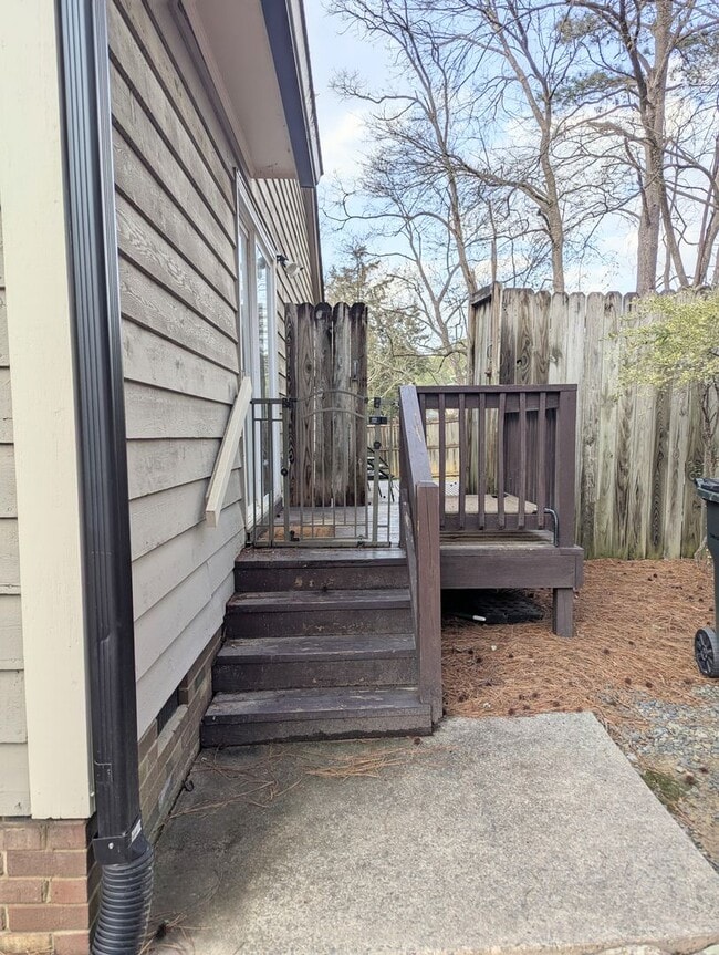 Building Photo - Fenced in Back Yard! Two Bedroom Two Bath ...