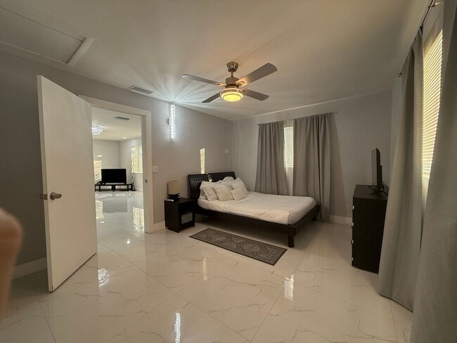 Building Photo - Single Family Home in Non HOA East Boca Raton