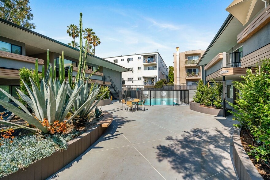 Upper Deck - Poolside - Hollywood Biltmore