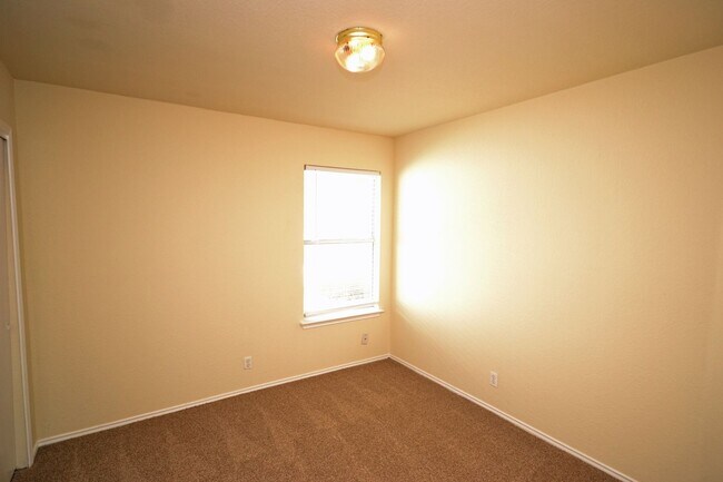 Building Photo - 3 Bedroom 2 Bath in Horizon Park