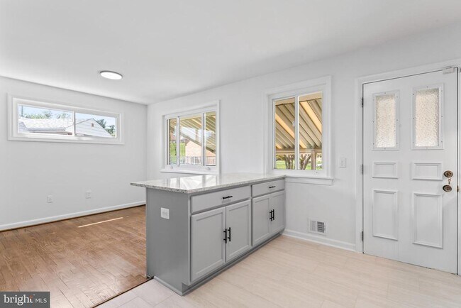 Building Photo - 2521 Fairhill Dr
