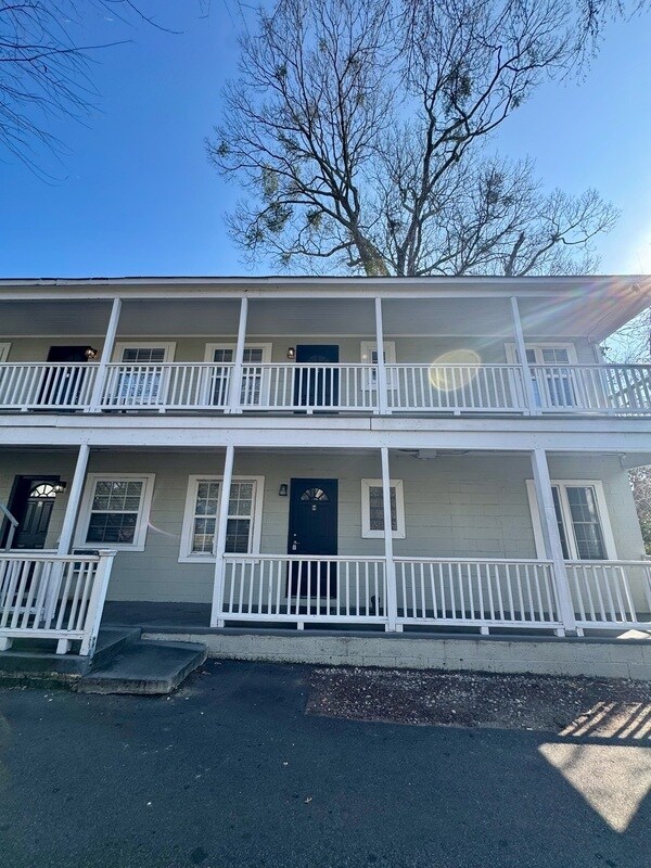 Building Photo - 402 S Holly St