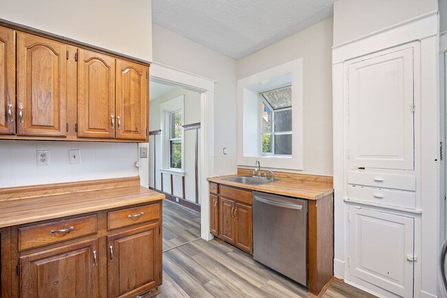 Building Photo - Evanston- Charming 3 bedroom 1 Bath