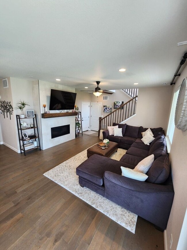 Building Photo - Stunning 4-Bed, 3-Bath Home with Modern Up...