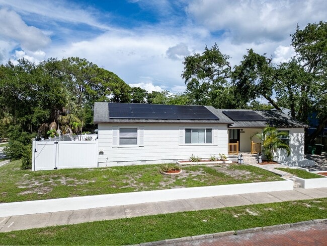 Building Photo - Charming 3BD/2BTH Home with Private Backyard in the Heart of Safety Harbor