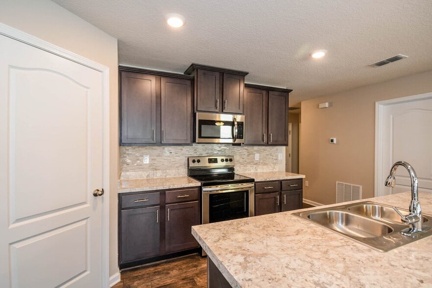 Building Photo - 2226 Pebble Point Dr