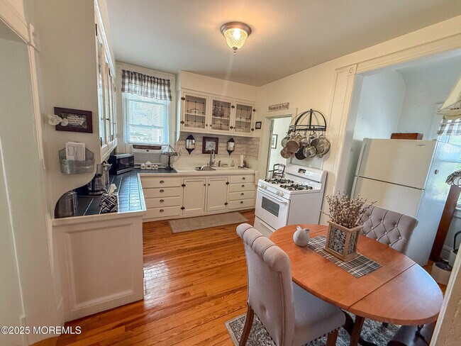 Building Photo - 47 Burlington Ave