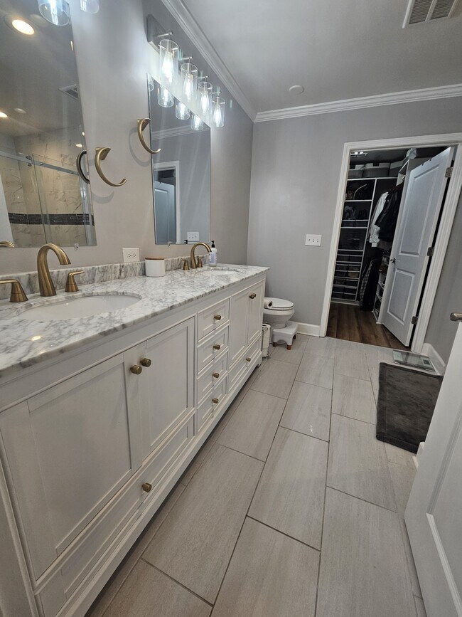 Building Photo - 2737 Celia Ave