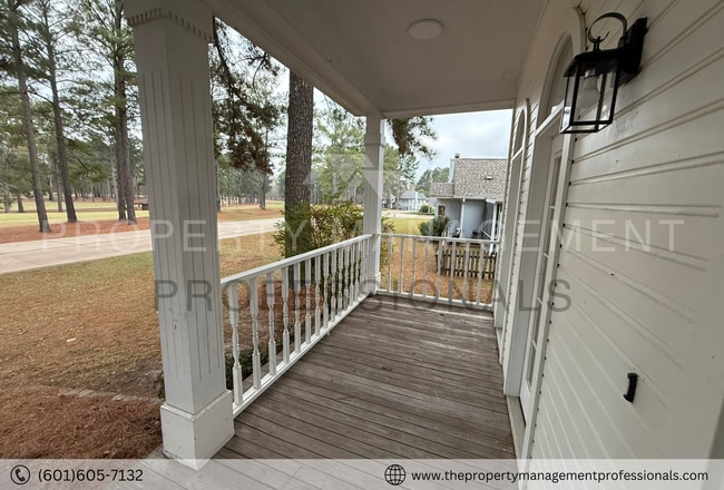 Building Photo - Renovated beauty near the country club and golf course!