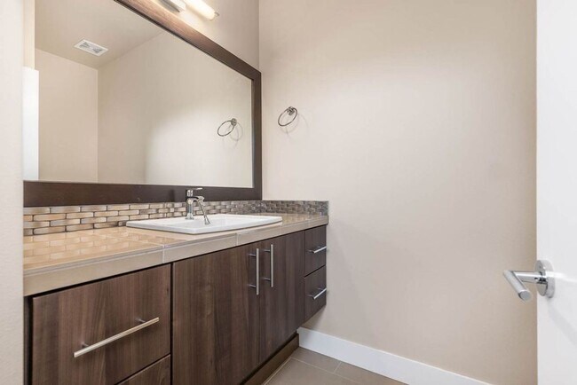 Building Photo - Beautiful Home in Kirkland with 2-Car Garage and Outdoor Patio!