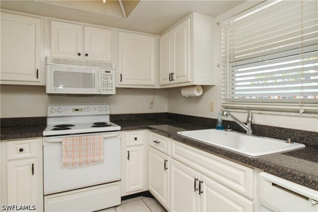 Building Photo - 300 Valley Stream Dr