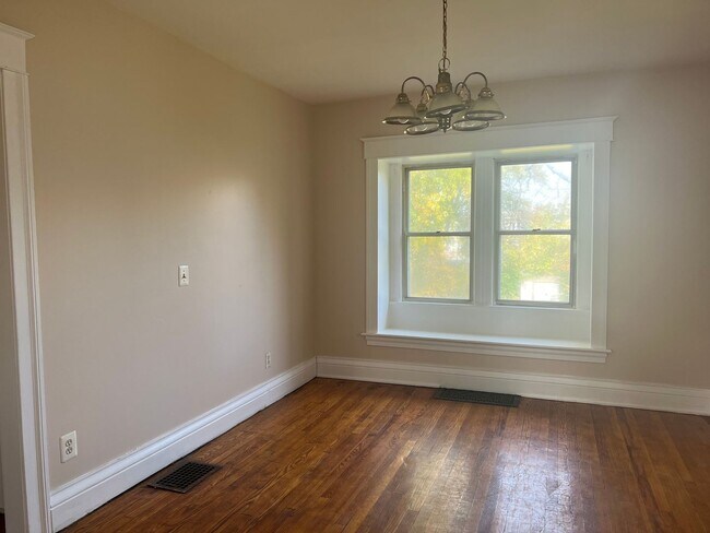 Building Photo - SINGLE FAMIKY FOR RENT IN MAPLEWOOD LOCATION !