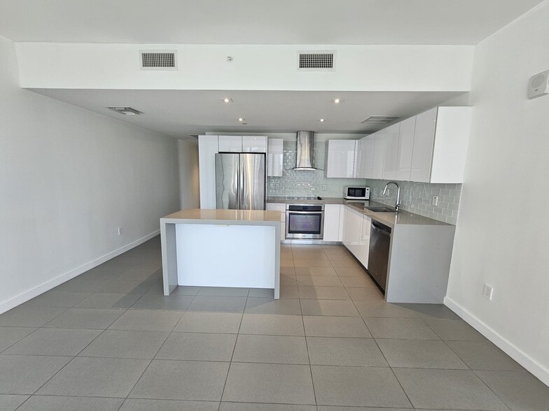 Building Photo - 1600 NE 1st Ave