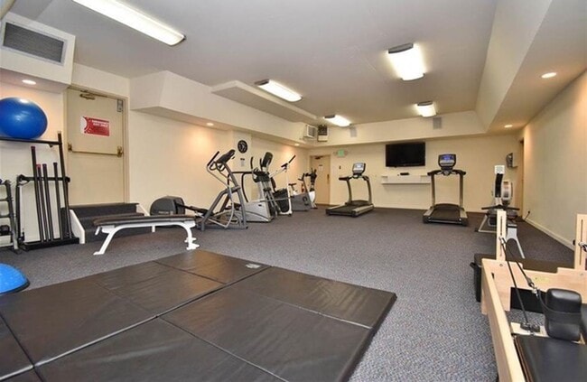 Building Photo - 2101 Shore Line Dr