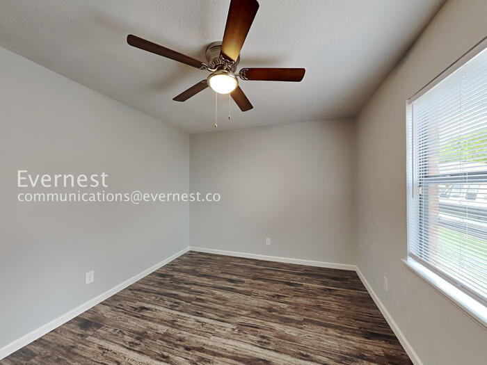 Building Photo - 2117 Newbury Dr