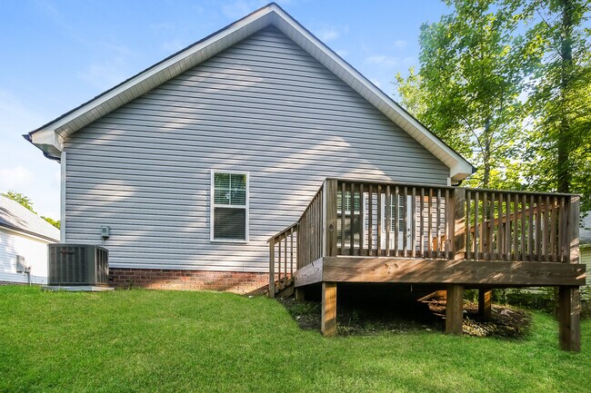 Building Photo - 28 Meadowview Ave SW