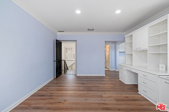 Building Photo - 234 S Roxbury Dr