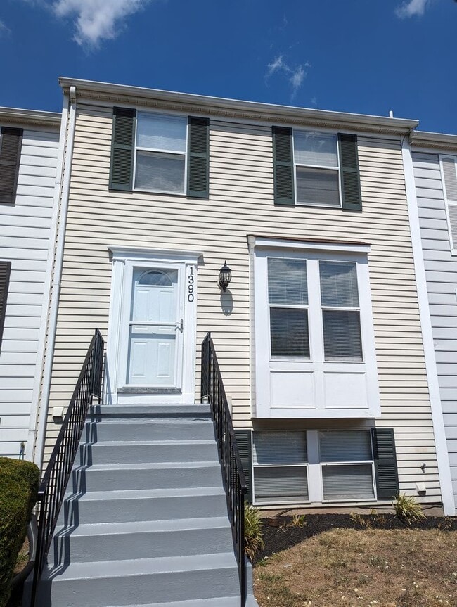 Building Photo - 3 level townhouse in established Frederick neighborhood available July 1st!