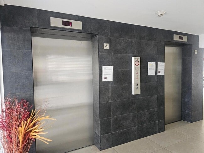 Building Photo - 1780 NE 191st St