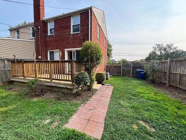 Building Photo - 2705 Fort Dr
