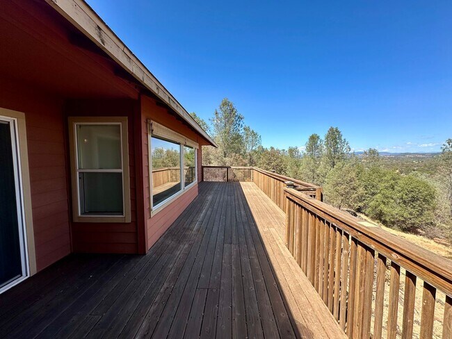 Building Photo - 3 Bedroom 2.5 Bathroom Home on 10 Acres Wi...