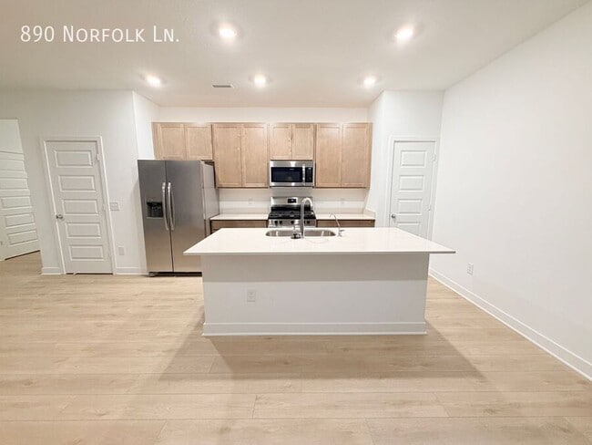 Building Photo - 890 Norfolk Ln