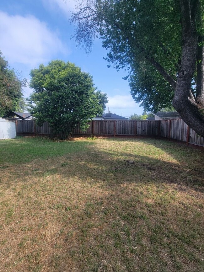 Building Photo - Charming 2 Bedroom, 1 Bathroom Home in San...