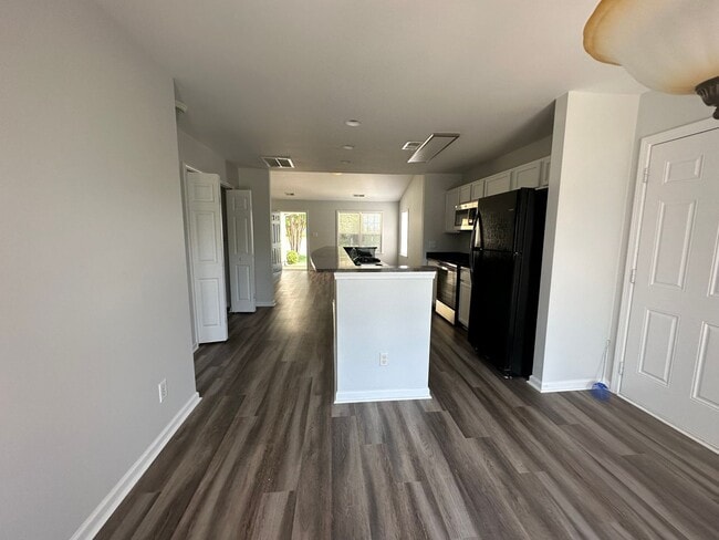 Building Photo - Charming Home