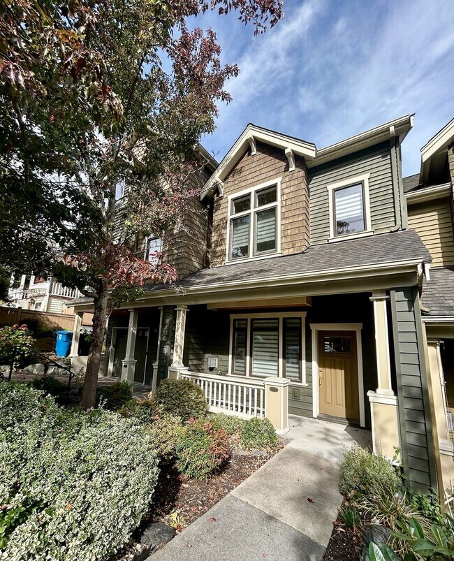 Building Photo - Queen Anne Townhome