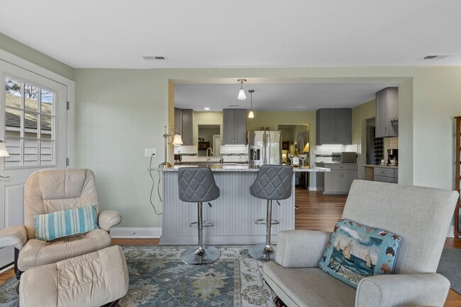 Building Photo - Marsh View Beaufort Home Available Now