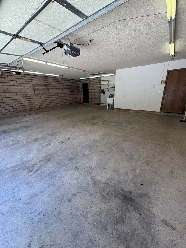 Building Photo - 857 Robinson Ln