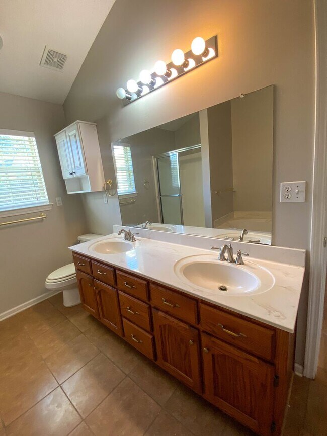 Building Photo - 3 bed, 2 bath house with fresh paint, appliances in Southaven