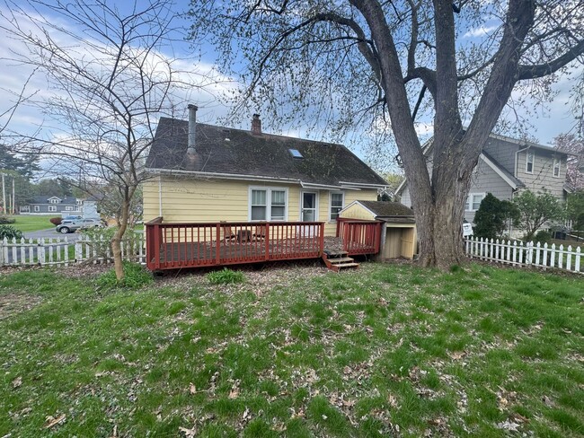 Building Photo - 3 bedroom/ 1.5 bath house Furnished