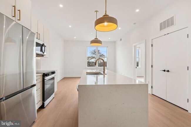 Building Photo - 30 W Allens Ln