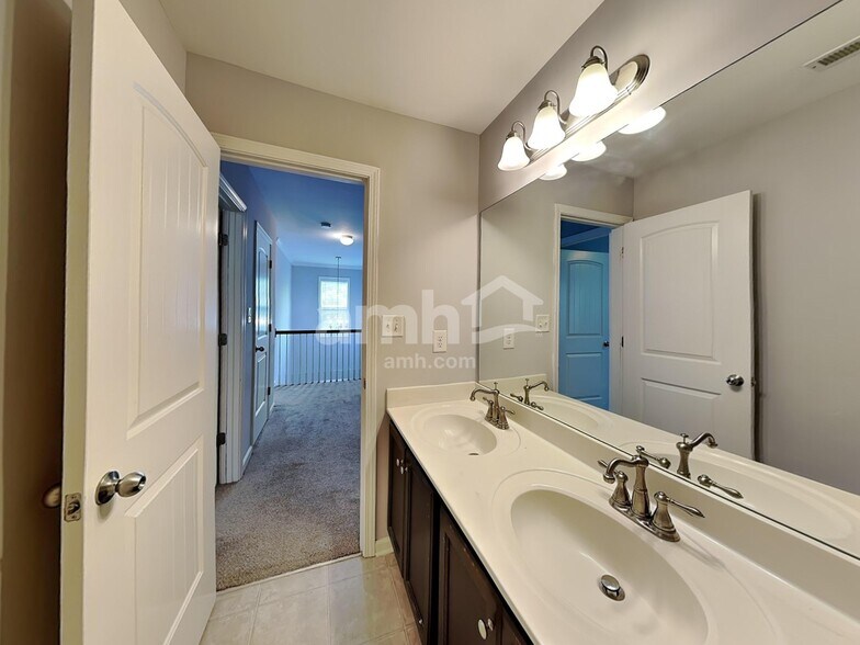 Building Photo - 3613 Walking Stick Way NE