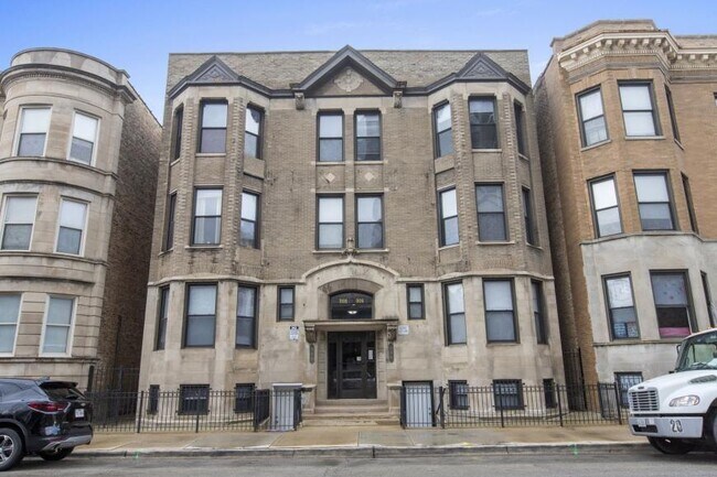 Building Photo - 3 bedroom in Chicago IL 60618