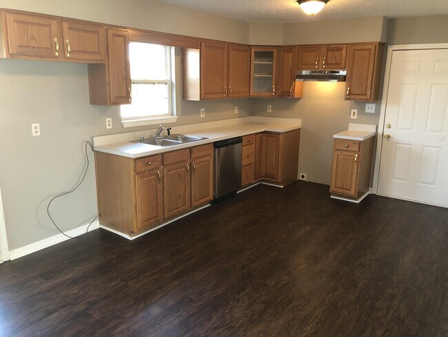 Building Photo - 576 Circle Valley Dr