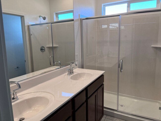 Building Photo - TOWN HOME WITH COMMUNITY POOL , GATED COMMUNITY in GILBERT!