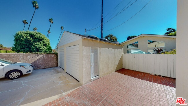 Building Photo - 1107 S Bundy Dr