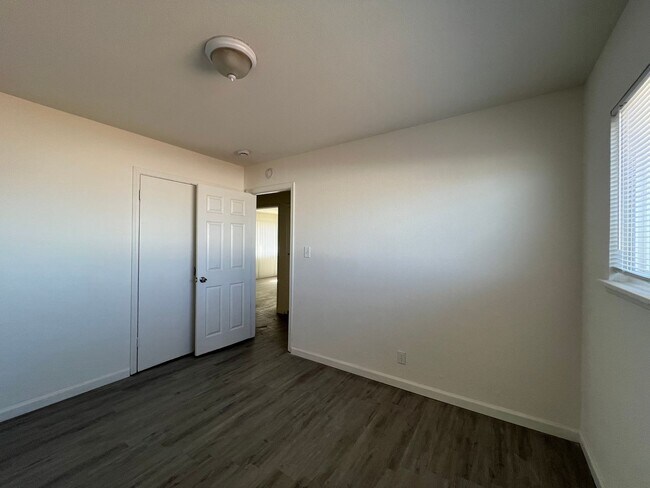 Building Photo - P056
