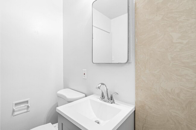 Building Photo - Newly Updated Oakland 3-Bed: Off-Street Pa...