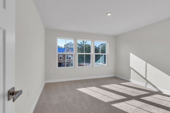 Building Photo - Charming 3-Bed Townhouse Oasis in Greenvil...