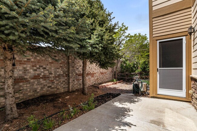Building Photo - Spacious Townhome in Cherry Creek School District