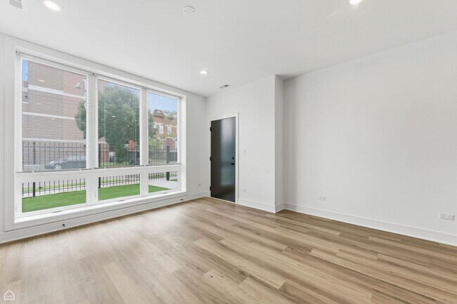 Building Photo - 3902 S Lake Park Ave