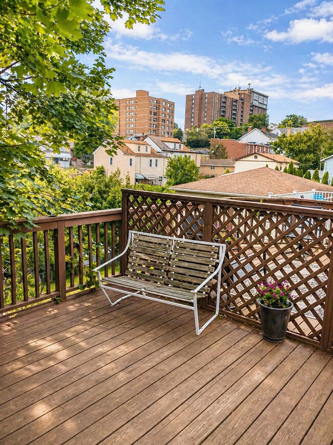 Building Photo - *** Amazing Apartment in Mt. Washington * Pet Friendly * Duplex style * Available Now * Spacious ...